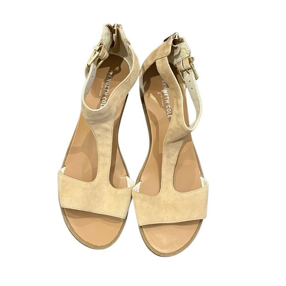 NWOB SZ 9M Kenneth Cole New York Judd T-Style 1” Wedge Heel Sandals in Tan Suede - Picture 2 of 9